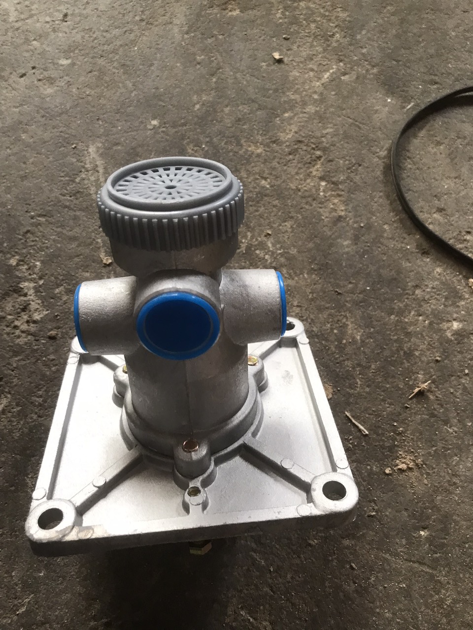 van chia hơi chân phanh xúc lật